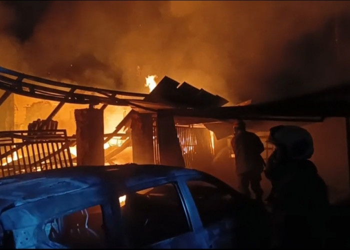 Kebakaran di Perumahan BRD Pekalongan, Rumah Usaha Batik dan Xpander Ludes Terbakar
