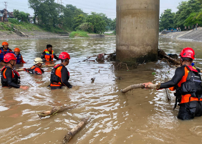 Pria Paruh Baya Hanyut di BKB Semarang Saat Hujan Deras, Pencarian Dilanjutkan Besok