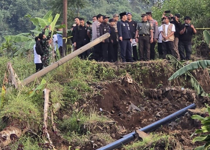 Bupati Tegal Tinjau Putusnya Pipa PDAB