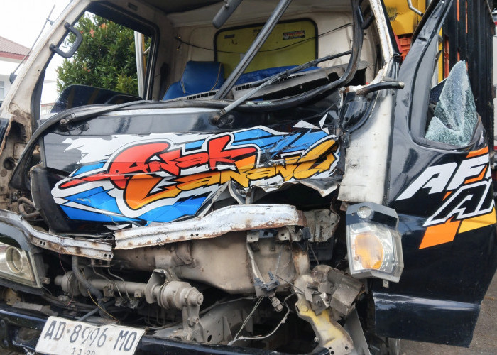 Terjadi Lagi Karena Rem Blong, Truk Ayam Sundul KBM Arah Solo Hingga Ringsek di Salip Putih Salatiga