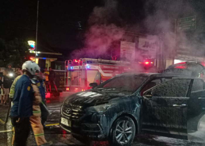 Mobil Hyundai Santa Terbakar di Depan Polsek Bawen, Buat Jalur Nasional Tersendat