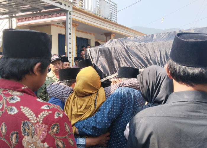 Korban Perampokan Toko HP Royal Phone Ambarawa Dimakamkan di Wirogomo Lor, Ibu Almarhum Dipapah