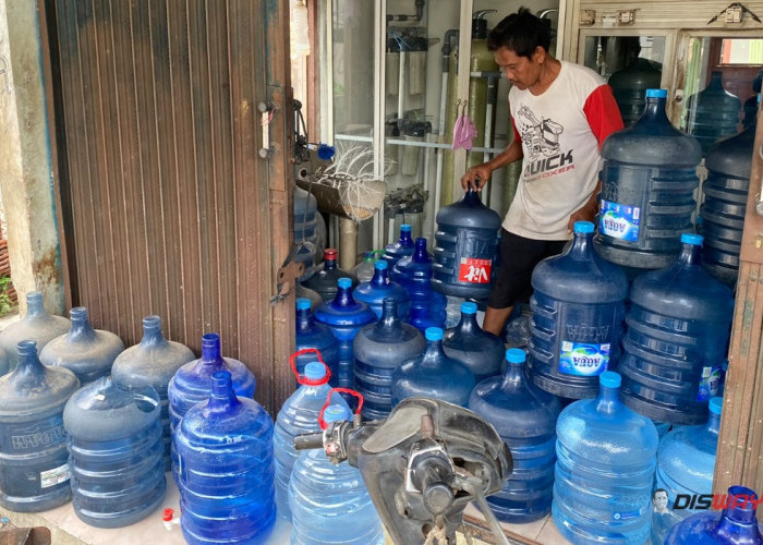 Sumur Mulai Mengering, Warga Jabres Kebumen Terpaksa Rogoh Kocek untuk Air Minum