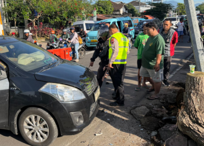 Suzuki Ertiga Diduga Oleng, Tabrak Tiang Lampu dan Pengendara Motor di Jalan Diponegoro Salatiga