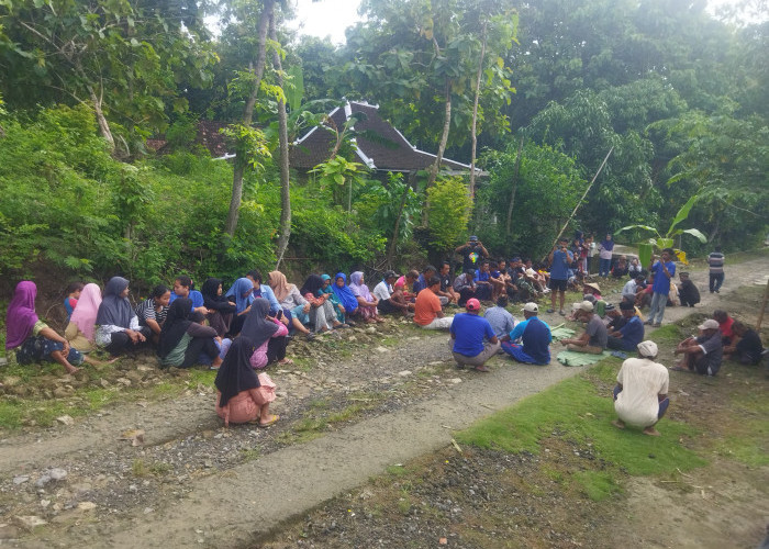 Protes Dengan Santun, Warga Miri Gelar Doa di Atas Jalan Rusak
