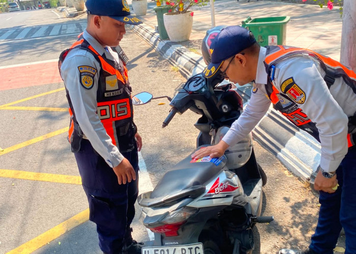 Parkir Sembarangan di Lingkar Taman Indonesia Kaya Semarang Ditertibkan, 3 Motor Ditempeli Stiker