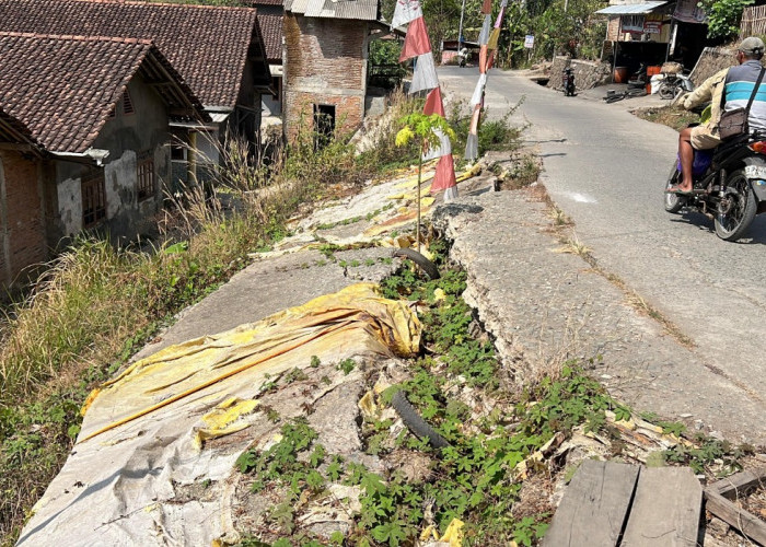 Jalan Pagebangan-Somagede Longsor Sejak November 2025, Warga Gunungsari Khawatir Longsor Susulan