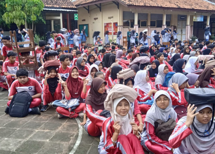 Ratusan Siswa Berhamburan Sambil Lindungi Kepala, Simulasi Gempa Bumi di SMPN 3 Batang 