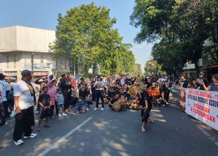 Pita Hitam Warnai CFD Solo, Seniman Suarakan Kerinduan Memiliki Rumah Kesenian