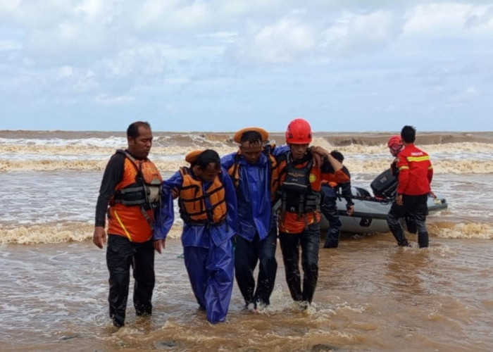 Tim SAR Selamatkan Tiga Nelayan Tegal yang Terombang-ambing di Perairan Jepara