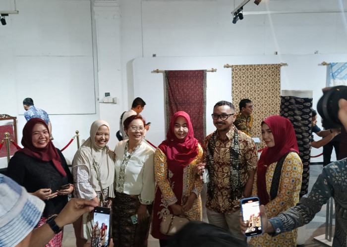 Kunjungi Museum Batik Pekalongan, Wamenbud Giring Sebut Baju Motif Batik dari Cina jadi Ancaman