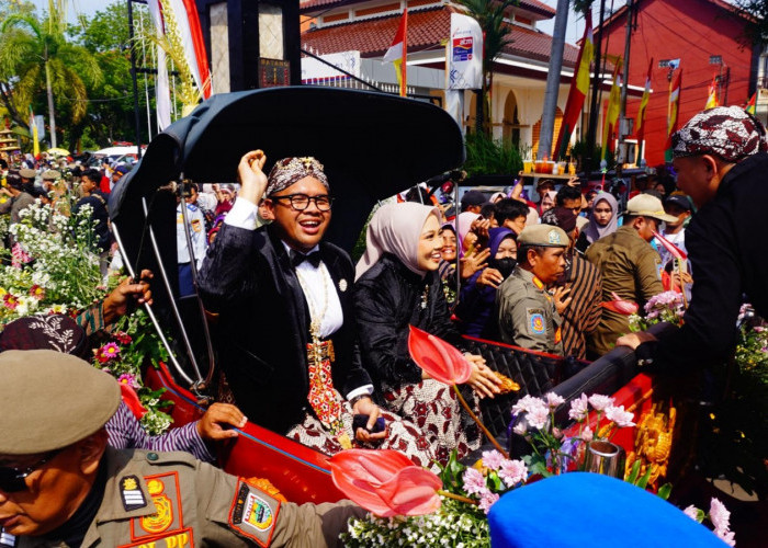 Kirab Budaya Batang, 18 Gunungan dan Tradisi Sawur Hujani Ribuan Warga pada Puncak HUT ke-59 