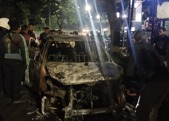 Mobil Avanza Terbakar di Ngaliyan Semarang, Ledakan Terdengar Usai Tinggalkan SPBU