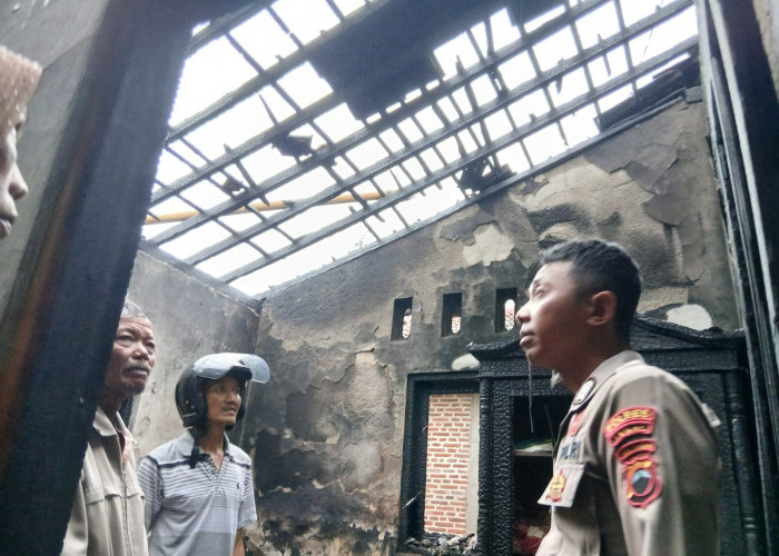 Diduga Kesambar Petir, Rumah Warga Warureja Tegal Terbakar