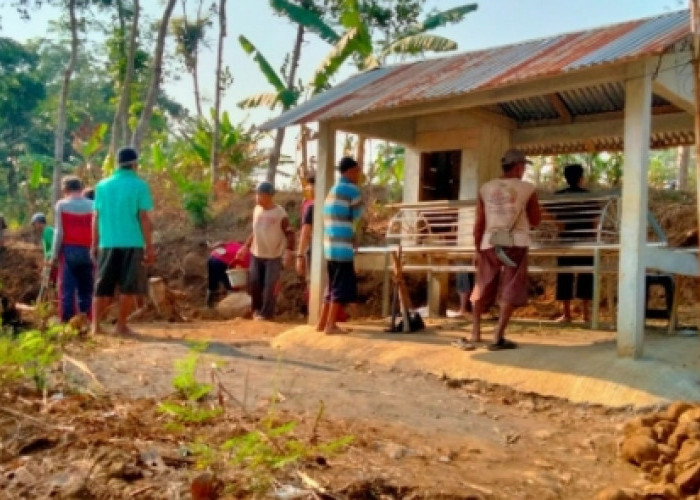 Puluhan Warga Desa Cibuyur Kabupaten Pemalang Kerja Bakti Bersihkan TPU