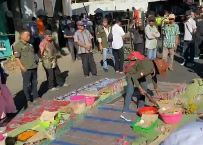 Pendukung Sudewo Gelar Tabur Bunga dan Doa Bersama di  Pengadilan Tipikor, Sebut Ikhtiar Jalur Langit
