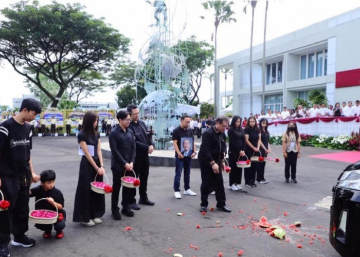 Ribuan Pelayat Iringi Bambang Hartono dari GOR Djarum Kudus ke 