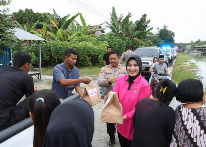 Sambangi Lokasi Banjir, Kapolres Grobogan bersama Ketua Bhayangkari Bagikan Takjil dan Bantuan