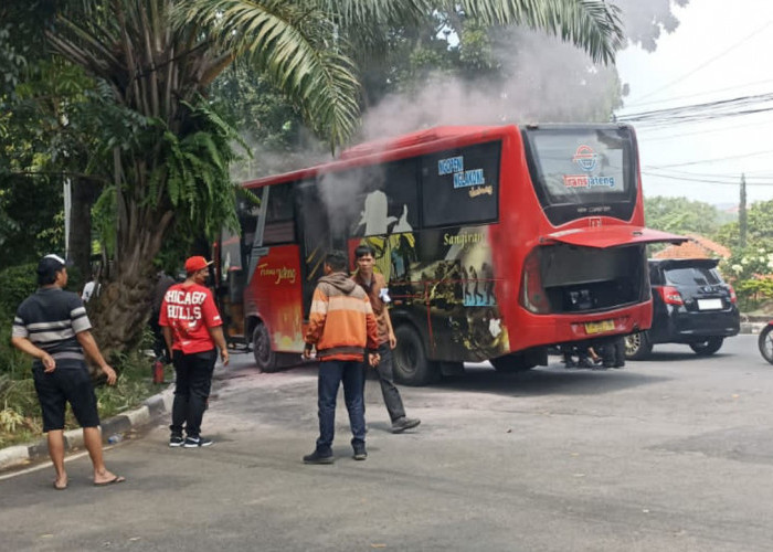 Bus Trans Jateng Rute Bawen–Tawang Terbakar di Gajahmungkur, Api Padam Tanpa Korban
