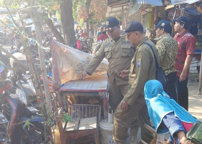 Jualan di Trotoar, Lapak Pedagang Pasar Balapulang Kabupaten Tegal Ditertibkan