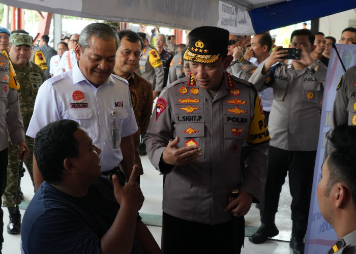 Kapolri Pantau Pengamanan Nataru di Stasiun Semarang Tawang, Lonjakan Penumpang Tembus 23 Ribu