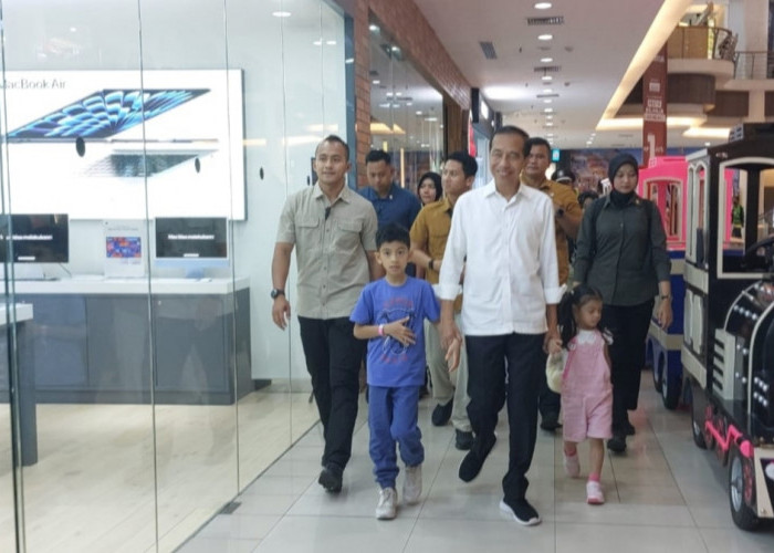 Jokowi Ajak Main Kedua Cucu di Mal, Langsung Diserbu Warga Minta Selfie dan Salaman