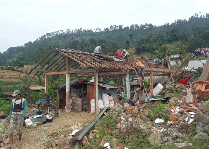 Tak dapat Huntara, Puluhan Warga Padasari Tegal Bangun Rumah di Zona Maut