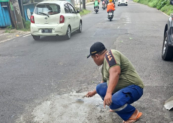 Satpol PP Semarang Tambal Jalan Berlubang di Gombel Lama, Cegah Risiko Kecelakaan 