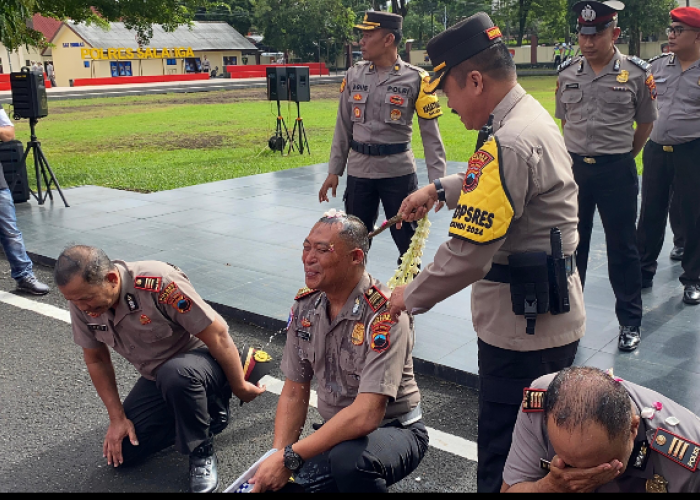 Tahun Baru, 56 Personil Polres Salatiga Terima Kenaikan Pangkat