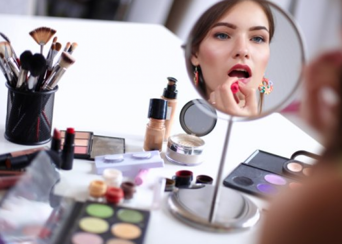 Pemula Wajib Tau Macam-macam Jenis Makeup Menurut Fungsinya, Simak Yuk!