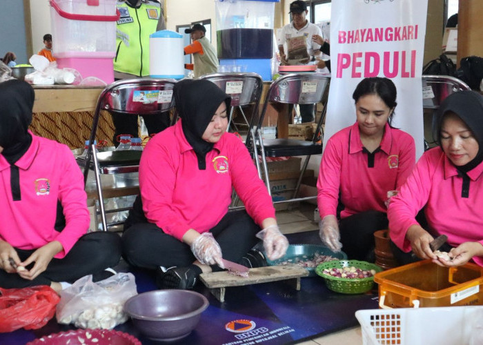Dari Dapur Umum hingga Trauma Healing, Bhayangkari Bantu Korban Banjir Kudus