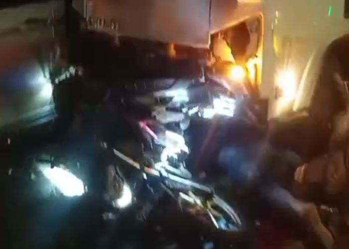 Truk Rem Blong di Exit Tol Bawen, Hantam Puluhan Motor-Mobil Saat Menunggu Lampu Merah, Korban Bergelimpangan