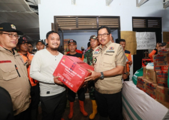 Tinjau Banjir Pekalongan, Pj Gubernur Jateng Serahkan Bantuan Rp160 Juta 
