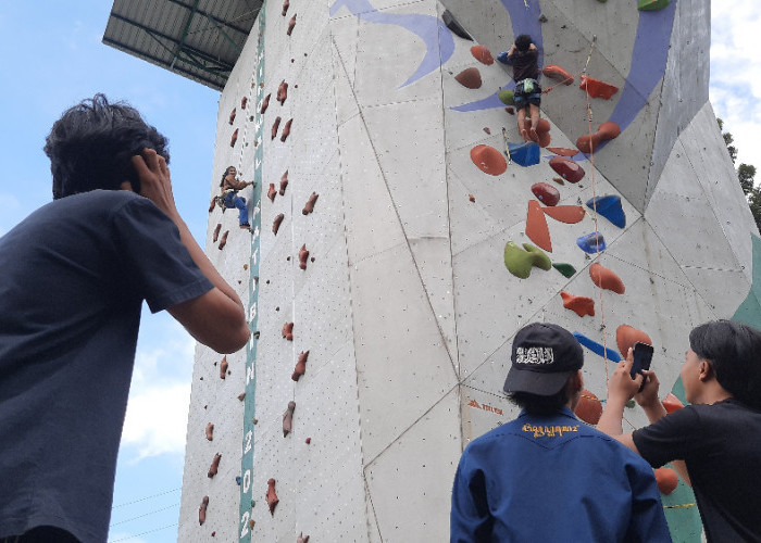 Ngabuburit Tak Biasa, Anak TK hingga Mapala Ramaikan Panjat Dinding di Unwahas Semarang
