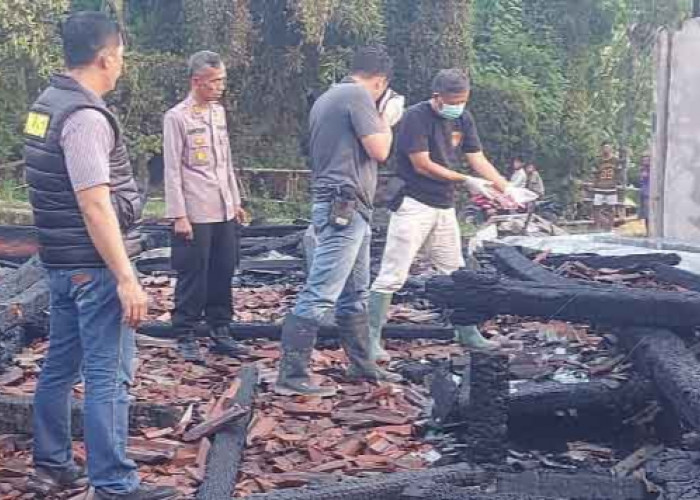 Sebuah Rumah Limas di Plosorejo Ludes Terbakar, Kerugian Ditaksir Capai Rp 250 Juta