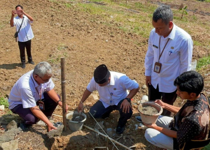 Bangun Gapura Kampung KB di Desa Wanarata Kabupaten Pemalang