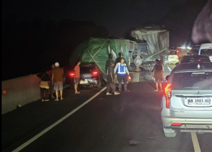 Truk Gandeng Terguling Timpa City Car di Tol Semarang-Solo, Bermuatan 38 Ton Pakan Ternak Macet Hingga 2 KM 