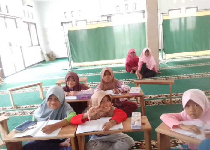 Liburan Sekolah, Masjid Al Ikhlas Mejasem Timur Kabupaten Tegal Gelar Belajar Gratis