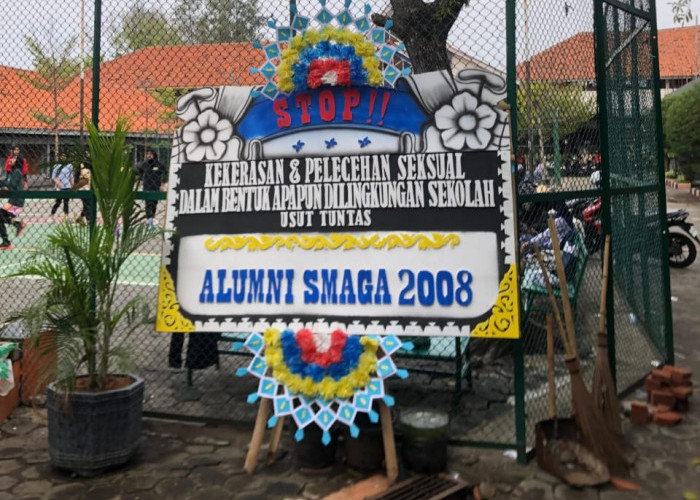 Karangan Bunga Duka Cita Berdatangan ke SMAN 3 Kota Pekalongan, Ini Tulisannya