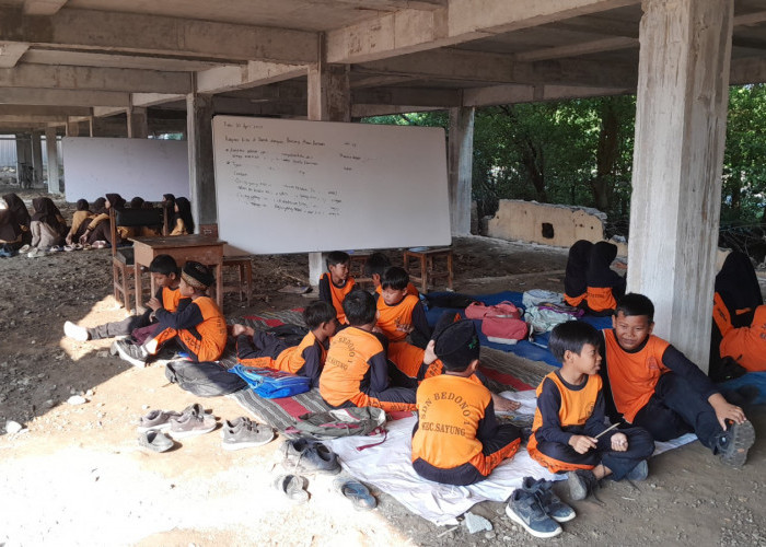 Terdampak Tol, Siswa SD di Bedono Bersekolah di Kolong Jalan karena Administrasi Belum Kelar