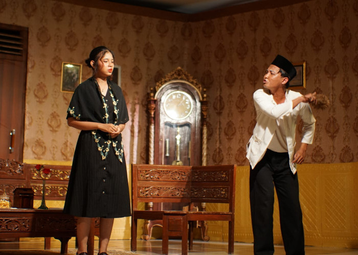 Pikat Ratusan Penonton, Teater Banyu Biru UHN Sukses Sahut Tepuk Tangan lewat 