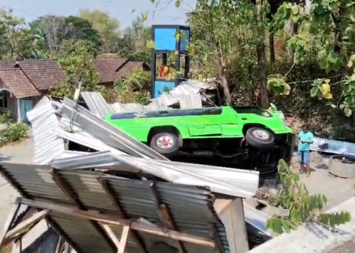 Satu Orang Tewas, Elf Rombongan Asal Boyolali Terguling Hingga Timpa Kios di Tanjakan Bundelan Klaten