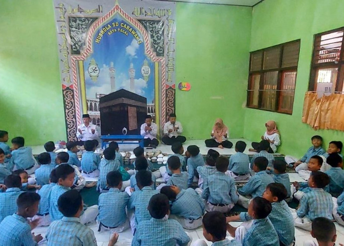 Berbagi Nasi Kuning dan Doa Bersama