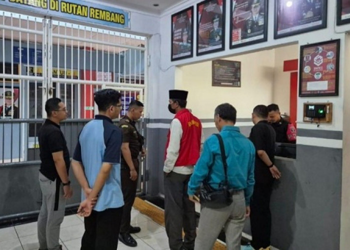 Diduga Korupsi Dana Desa, Kades di Rembang Digelandang Kejaksaan