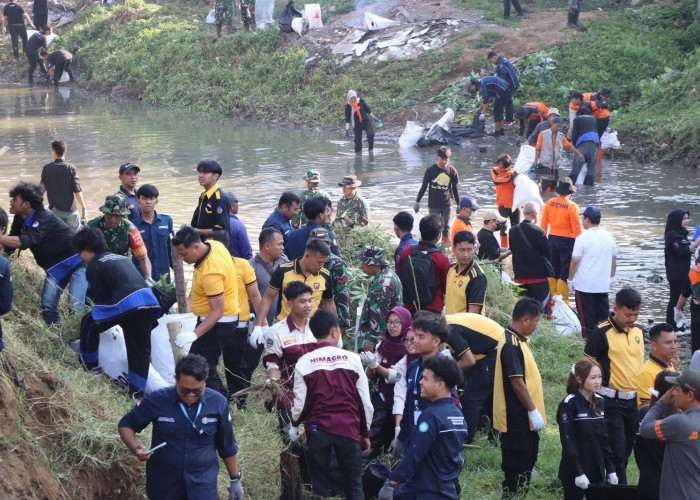 Merawat Alur Sungai Bersejarah di Kudus : UMK Libatkan Polisi dan TNI Bersihkan Kali Gelis