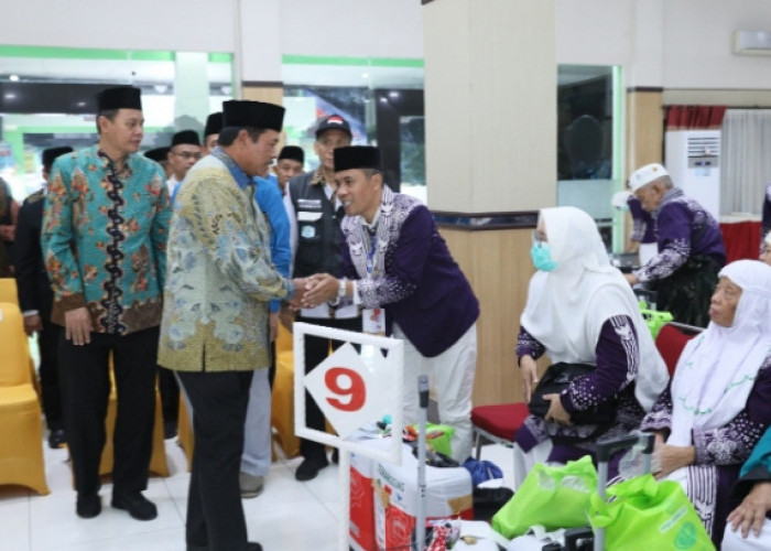 Kedatangan Jemaah Haji Kloter I Embarkasi Solo Disambut Langsung Pj Gubernur Jawa Tengah 