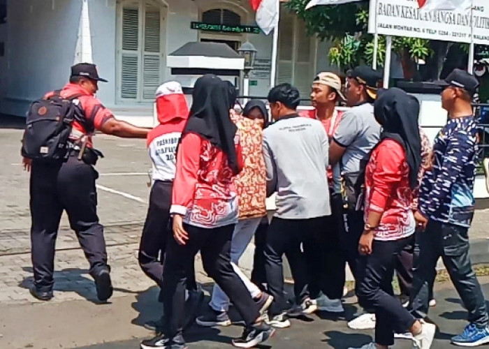 Anggota Paskibra Kabupaten Pemalang Kesurupan saat Latihan di Alun-alun 