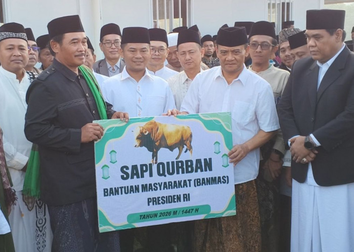 Salat Id di Huntara, Gubernur dan Bupati Tegal Tebar Kurban untuk Korban Tanah Bergerak