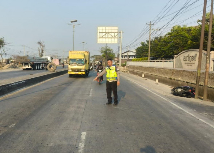 Motor Tabrak Truk Tronton di Sayung Demak, Perempuan 22 Tahun Tewas