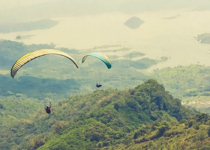  Cocok untuk Pecinta Adrenaline! Wisata Paralayang Batu Dua Sumedang, Menikmati Keindahan Alam di Atas Udara